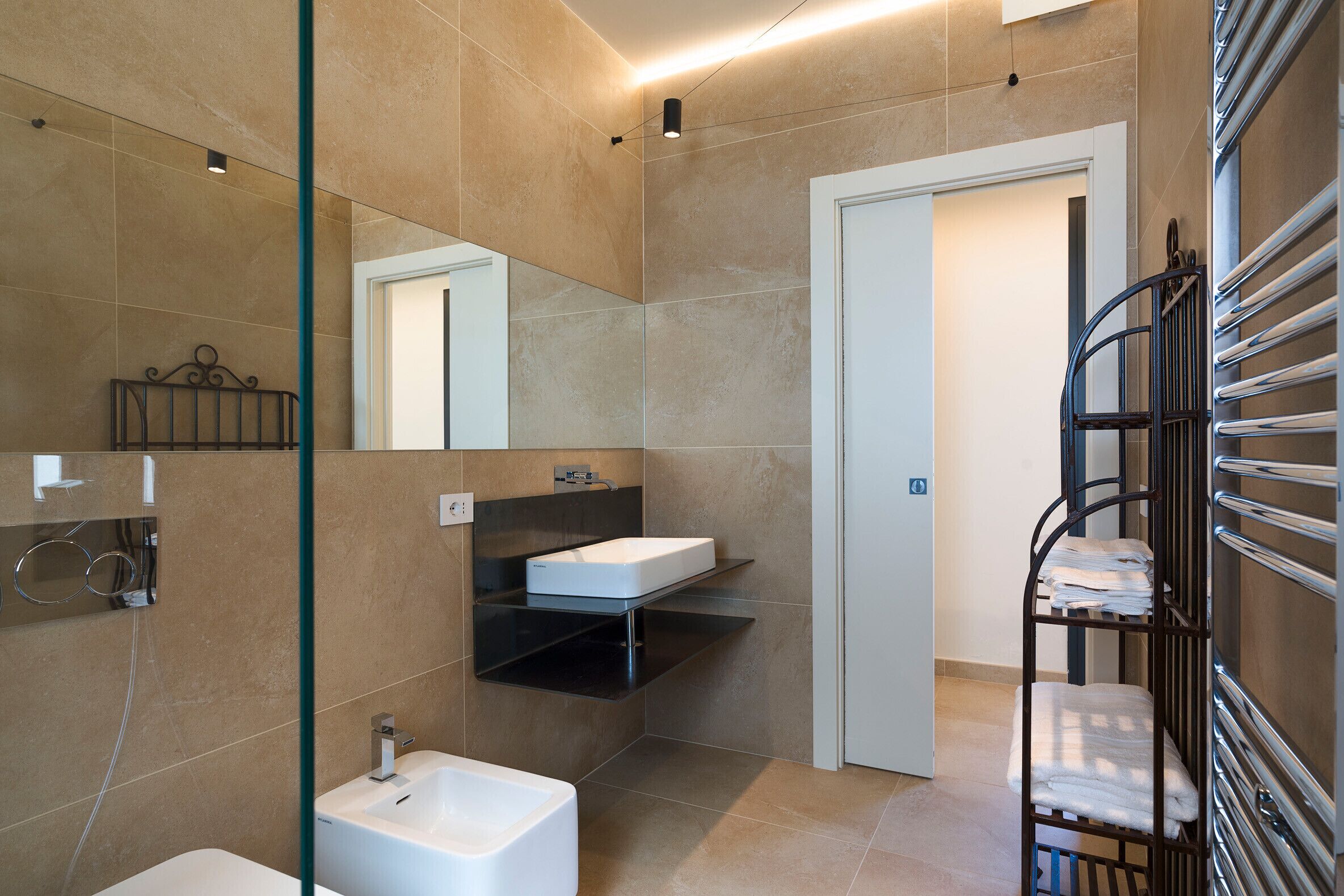 Suihku, hiustenkuivaaja, pyyhkeet