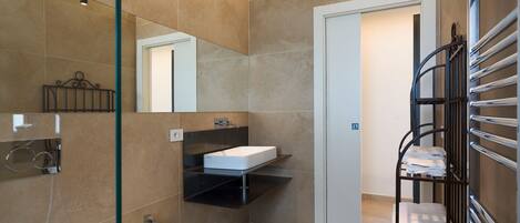 Suihku, hiustenkuivaaja, pyyhkeet