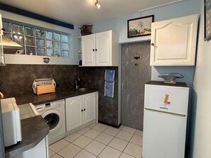 Fridge, microwave, dishwasher, coffee/tea maker