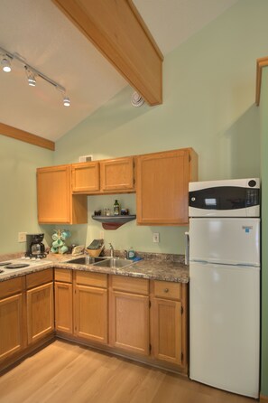 Køleskab, mikrobølgeovn, kogeplade, kaffe-/temaskine