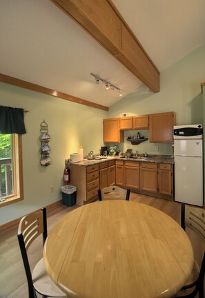 Køleskab, mikrobølgeovn, kogeplade, kaffe-/temaskine