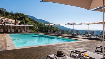 Piscina externa sazonal, funciona das 9h às 19h30, guarda-sóis