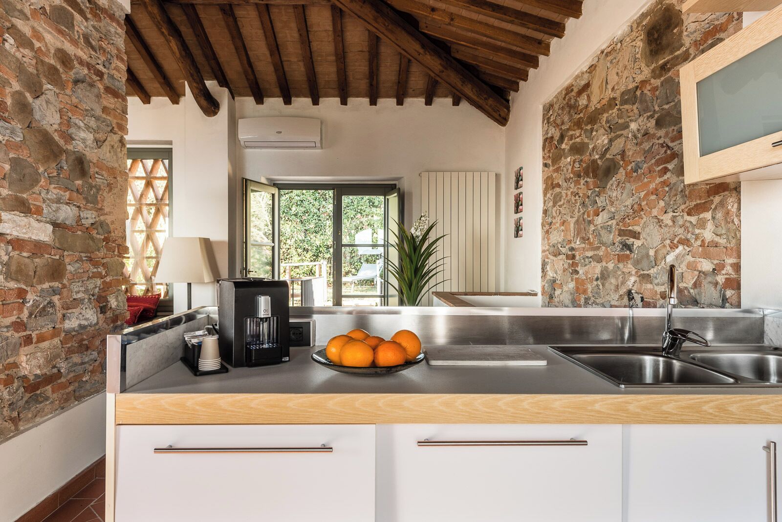 Apartamento panorâmico, 2 quartos, vista para o vale, na torre | Área de estar | Smart TV 50 polegadas com canais a cabo