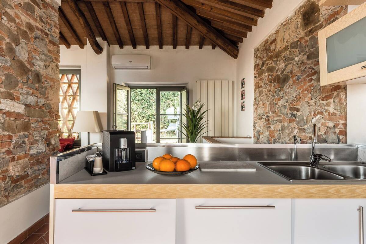 Apartamento panorâmico, 2 quartos, vista para o vale, na torre | Área de estar | Smart TV 50 polegadas com canais a cabo