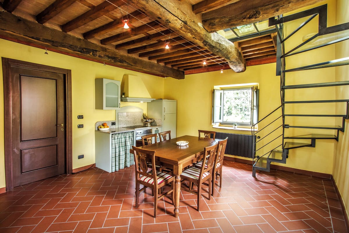 Deluxe Vista | Private kitchen | Full-size fridge, oven, stovetop, dishwasher