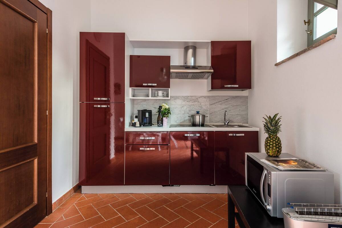 Geladeira grande, fogão, cooktop, lava-louças