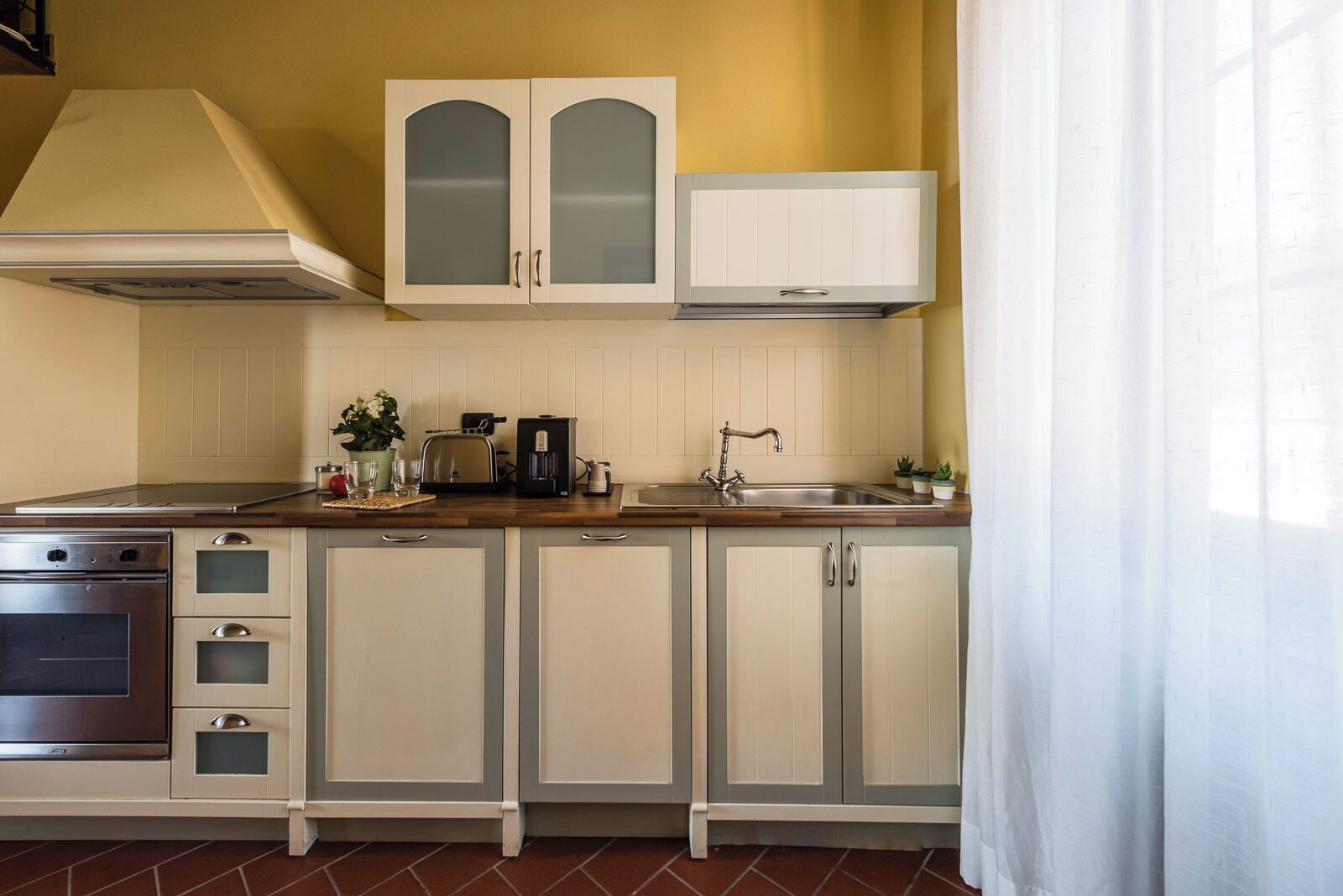 Geladeira grande, fogão, cooktop, lava-louças