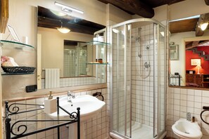 Superior | Badezimmer | Designer-Toilettenartikel, Haartrockner, Bidet, Handtücher