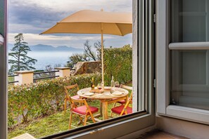 Executive Borgo | Living area | 50-inch Smart TV with cable channels - Tenuta Guinigi Antico Borgo di Matraia   (Capannori)