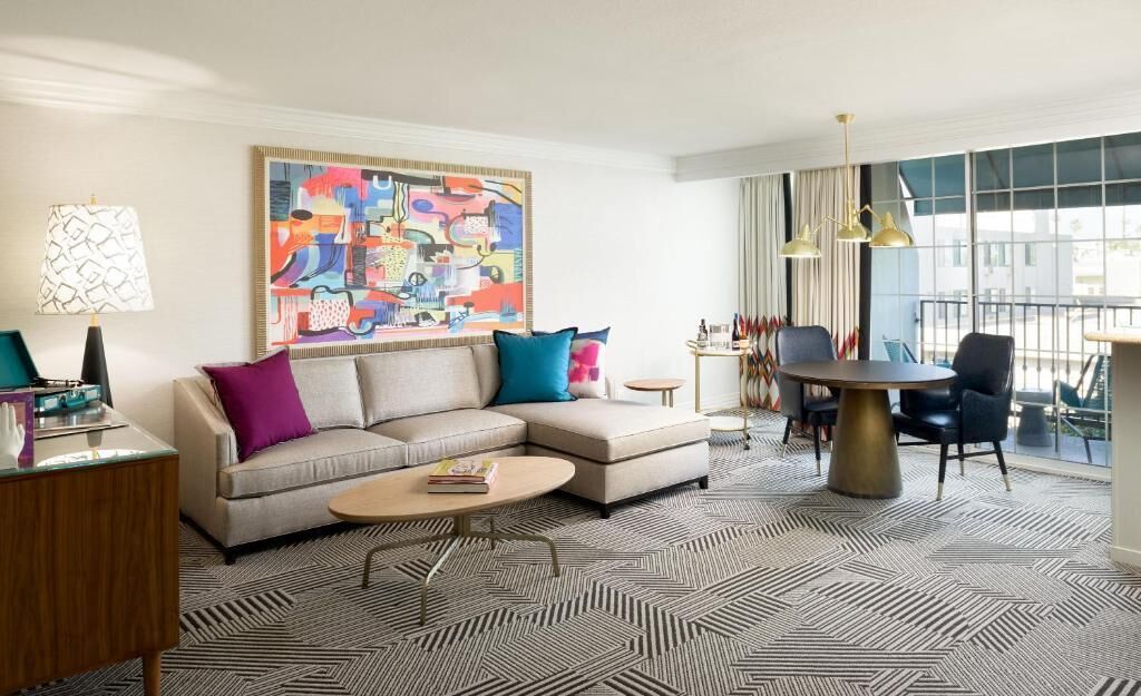 Newly-renovated Luxury Suites W/ Kitchenette & Balcony! Close To Beverly Hills - West Hollywood, CA