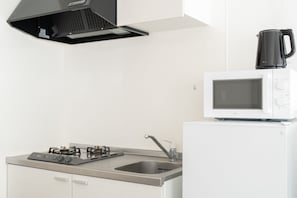Réfrigérateur, micro-ondes, plaque de cuisson