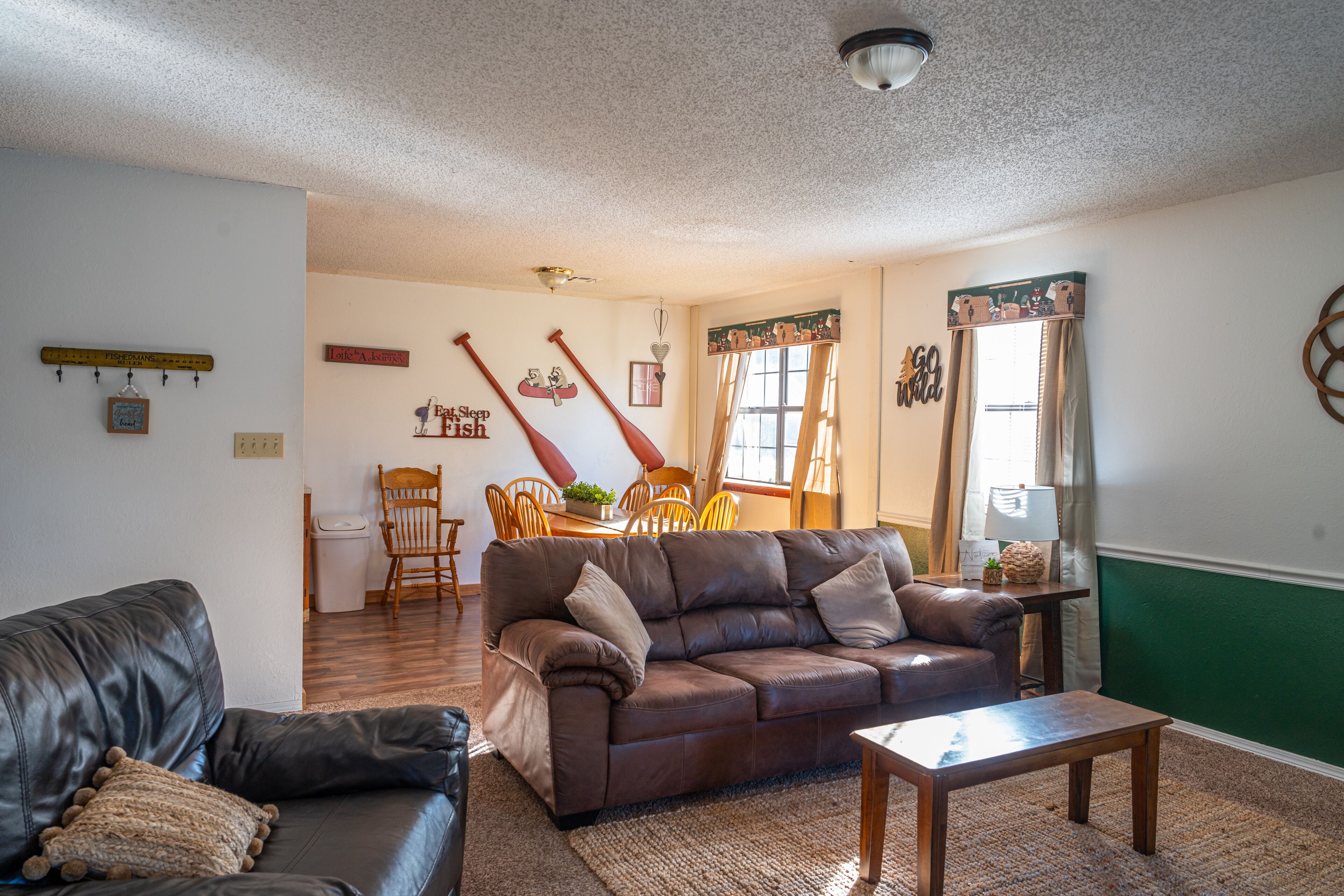You Don’t Want to Miss This! Full Kitchen, Outdoor Pool, Free Parking!