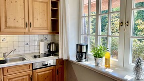 Kjøleskap, ovn, kokeplater og oppvaskmaskin