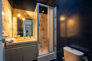 Douche, sèche-cheveux, serviettes fournies