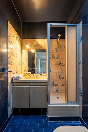 Dusche, Haartrockner, Handtücher