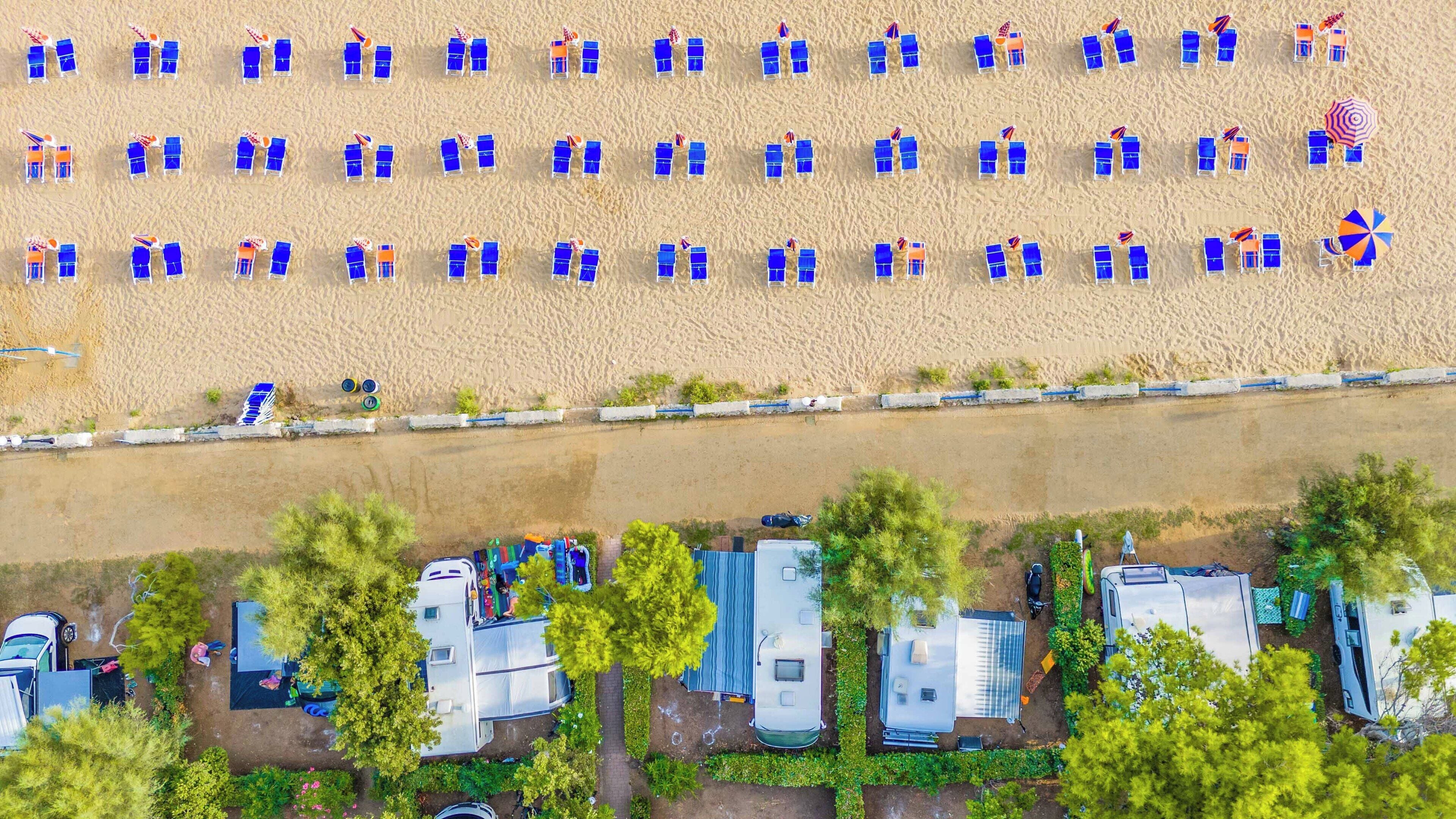 Am Strand, weißer Sandstrand, Volleyball, Strandbar