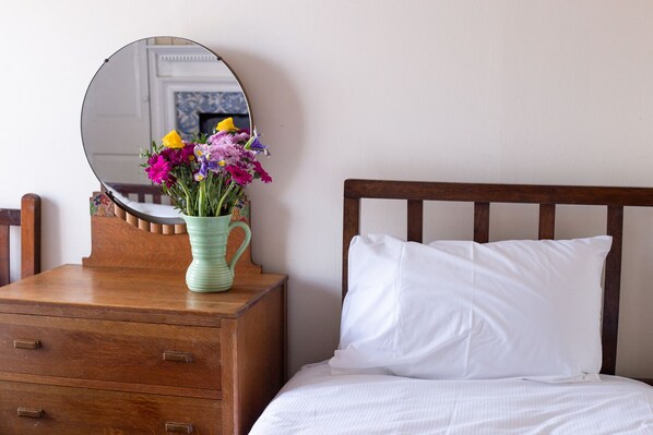 6 dormitorios, tabla de planchar con plancha, cuna de viaje