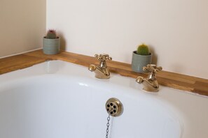 Hair dryer, towels - Charming holiday let in the heart of Scarborough's old town. (Scarborough)