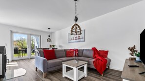 TV, fireplace - Stilvolle Ferienwohnung mit Sauna, Kamin, Terrasse und Wassernähe (Büsum)