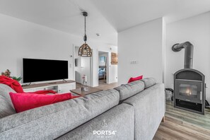 TV, fireplace - Stilvolle Ferienwohnung mit Sauna, Kamin, Terrasse und Wassernähe (Büsum)