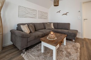 Una televisión, una chimenea, un reproductor estéreo