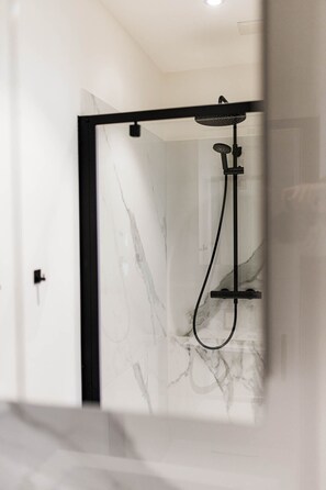 Dusche, Haartrockner, Handtücher, Seife
