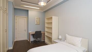 2 bedrooms, desk, iron/ironing board, free WiFi