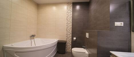 Douche, sĂšche-cheveux, bidet, serviettes fournies