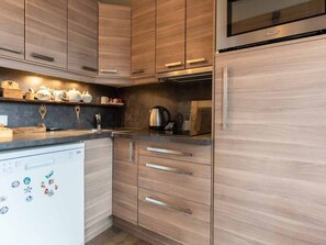 Mikrobølgeovn, ovn, opvaskemaskine, kaffe-/temaskine