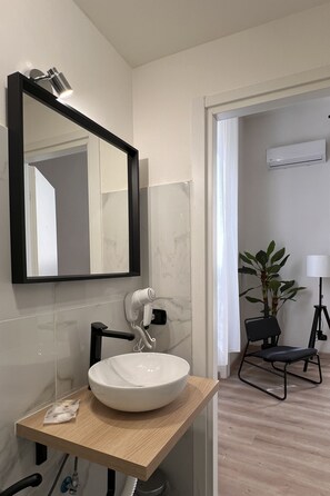 Superior-Vierbettzimmer | Badezimmer | Regendusche, Handtücher