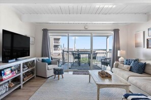 TV - Four Bedroom Oceanside Townhome with Pool and View (Ocean City)