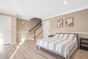 4 habitaciones, tabla de planchar con plancha, wifi y ropa de cama 