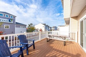 Outdoor dining - Large Four Bedroom Townhome with Nice Amenities (Ocean City)