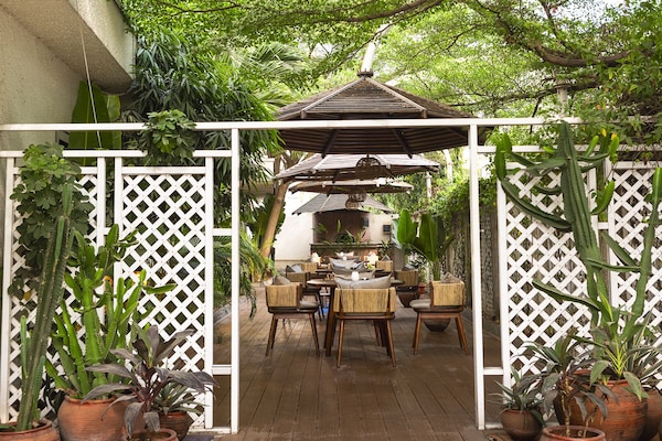 9 restaurants, breakfast, lunch, dinner served; barbecue