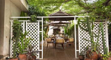 9 restaurants, breakfast, lunch, dinner served; barbecue 