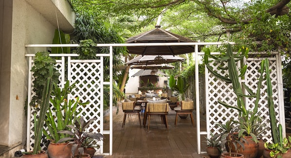 9 restaurants, breakfast, lunch, dinner served; barbecue