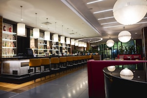 9 restaurants; breakfast, lunch, dinner, and brunch served