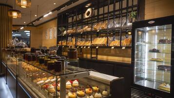 9 restaurants, breakfast, lunch, dinner served; barbecue