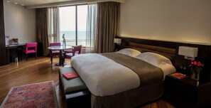 Premium bedding, memory foam beds, minibar, in-room safe - Eko Hotel Signature (Lagos)