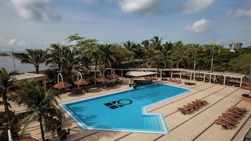 Una piscina al aire libre