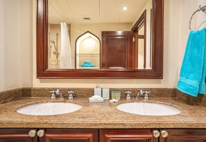 Apartemen Comfort | Kamar mandi | Pengering rambut, handuk,  dan tisu toilet
