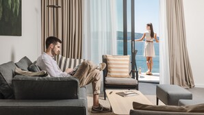 أغطية فراش متميزة وأسرّة بإسفنج يتكيف مع شكل الجسم وميني بار