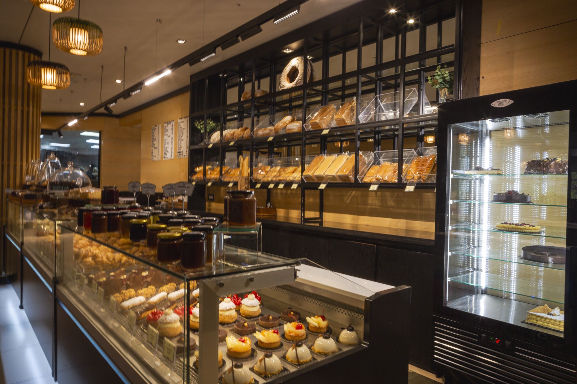 9 restaurants, breakfast, lunch, dinner served; African cuisine 