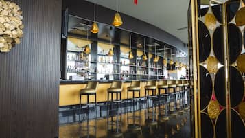 7 bars/lounges, pub