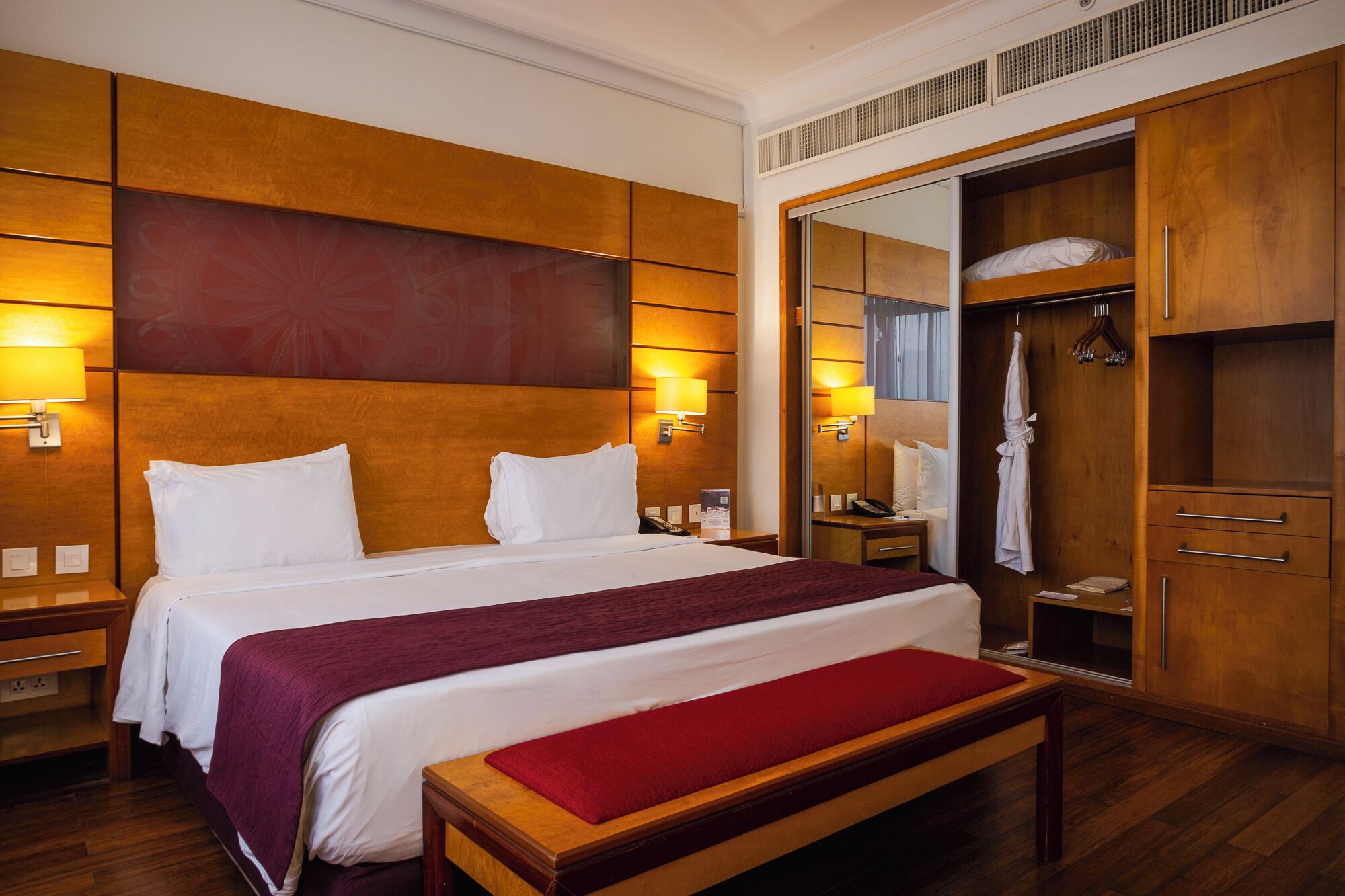 Executive Suite, 1 King Bed, City View (Executive Suite) | In-room safe, desk, laptop workspace, blackout drapes