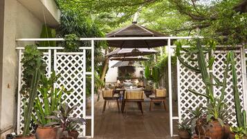 9 restaurants, breakfast, lunch, dinner served; African cuisine