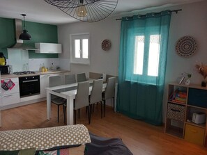 Réfrigérateur, four à micro-ondes, un four, surface de cuisson
