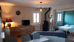 Een moderne slaapkamer met een bed, een bureau en een televisie.