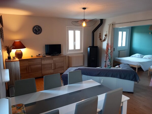 Ein modernes Schlafzimmer mit Bett, Schreibtisch und Fernseher.