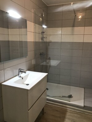 Douche, séchoir à cheveux, serviettes fournies, papier de toilette